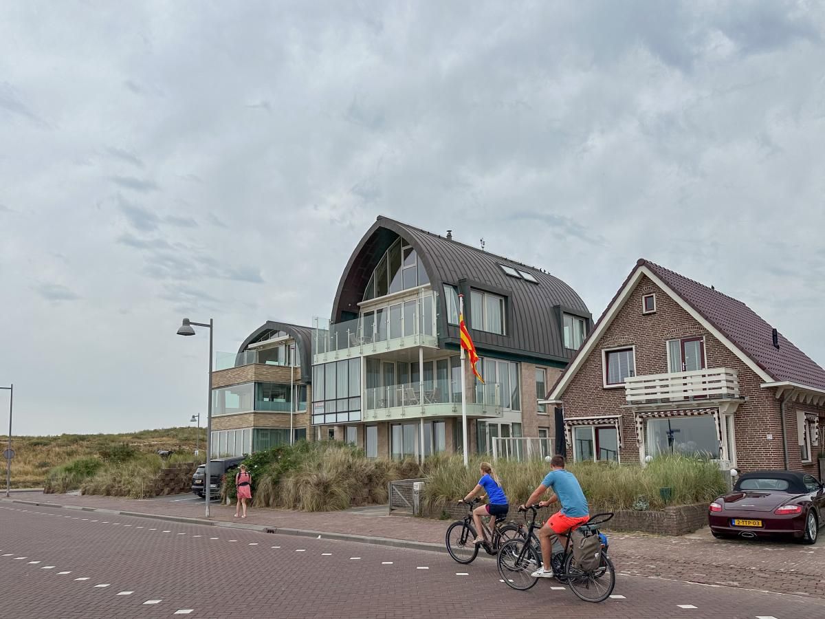 Krab aan Zee Ferienhaus in Egmond aan Zee mit moderner Architektur an der Nordseekueste von Nordholland.