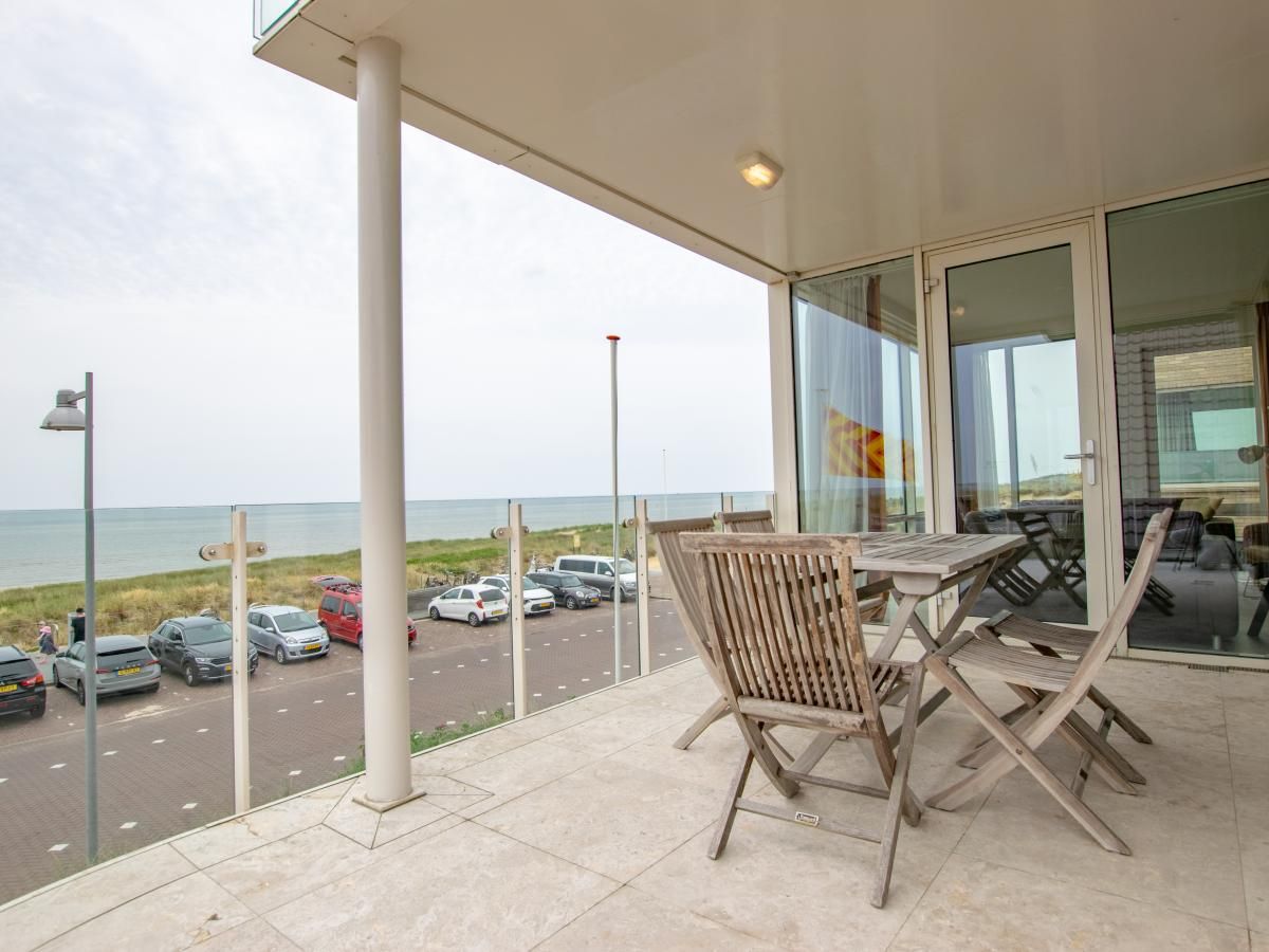 Veranda von Krab aan Zee Ferienhaus mit Blick auf die Nordseekueste in Egmond aan Zee, Nordholland.