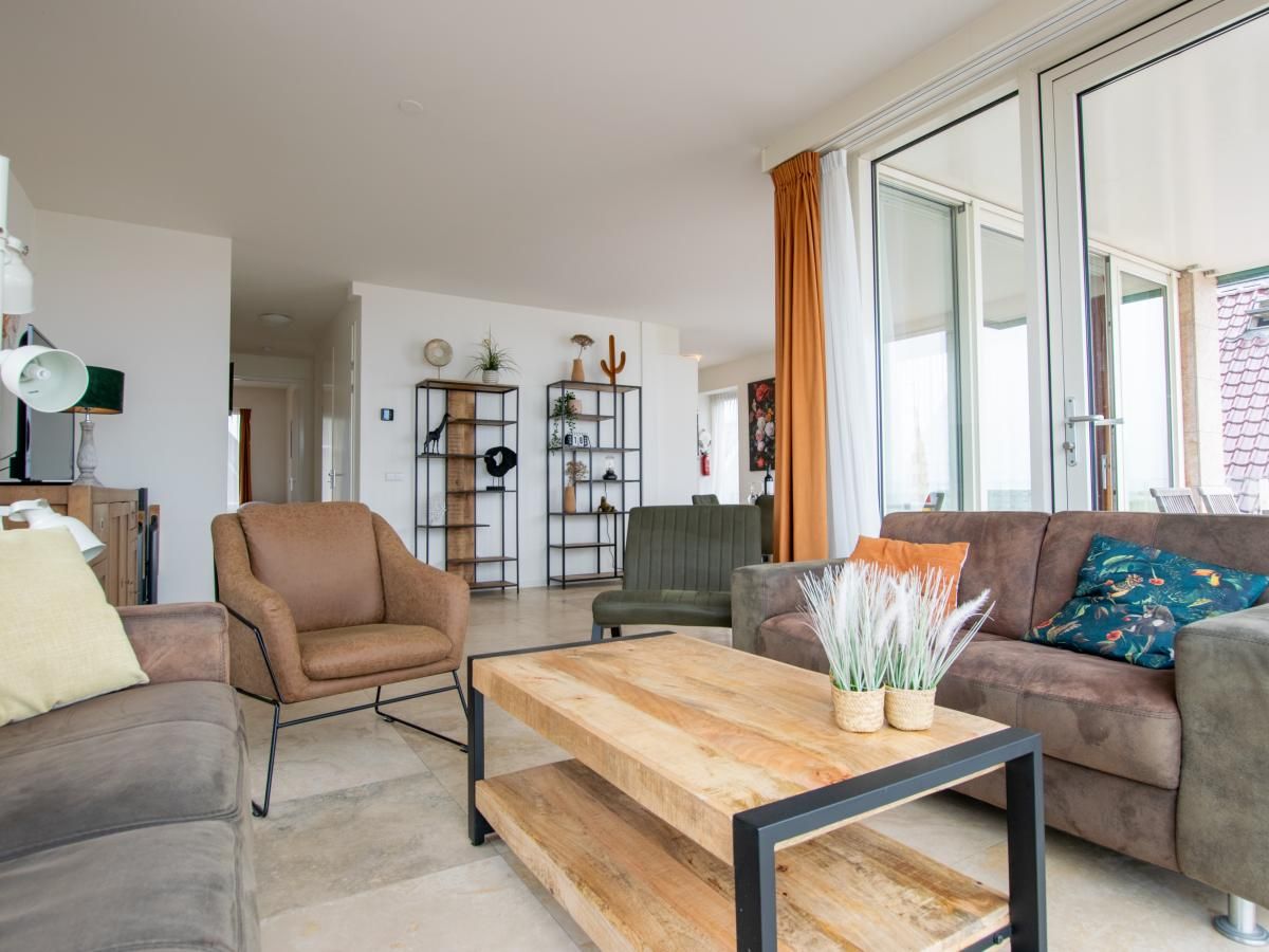 Stilvolles Wohnzimmer im Ferienhaus "Krab aan Zee" in Egmond aan Zee, Nordholland, mit moderner Einrichtung und grosszuegigem Design.