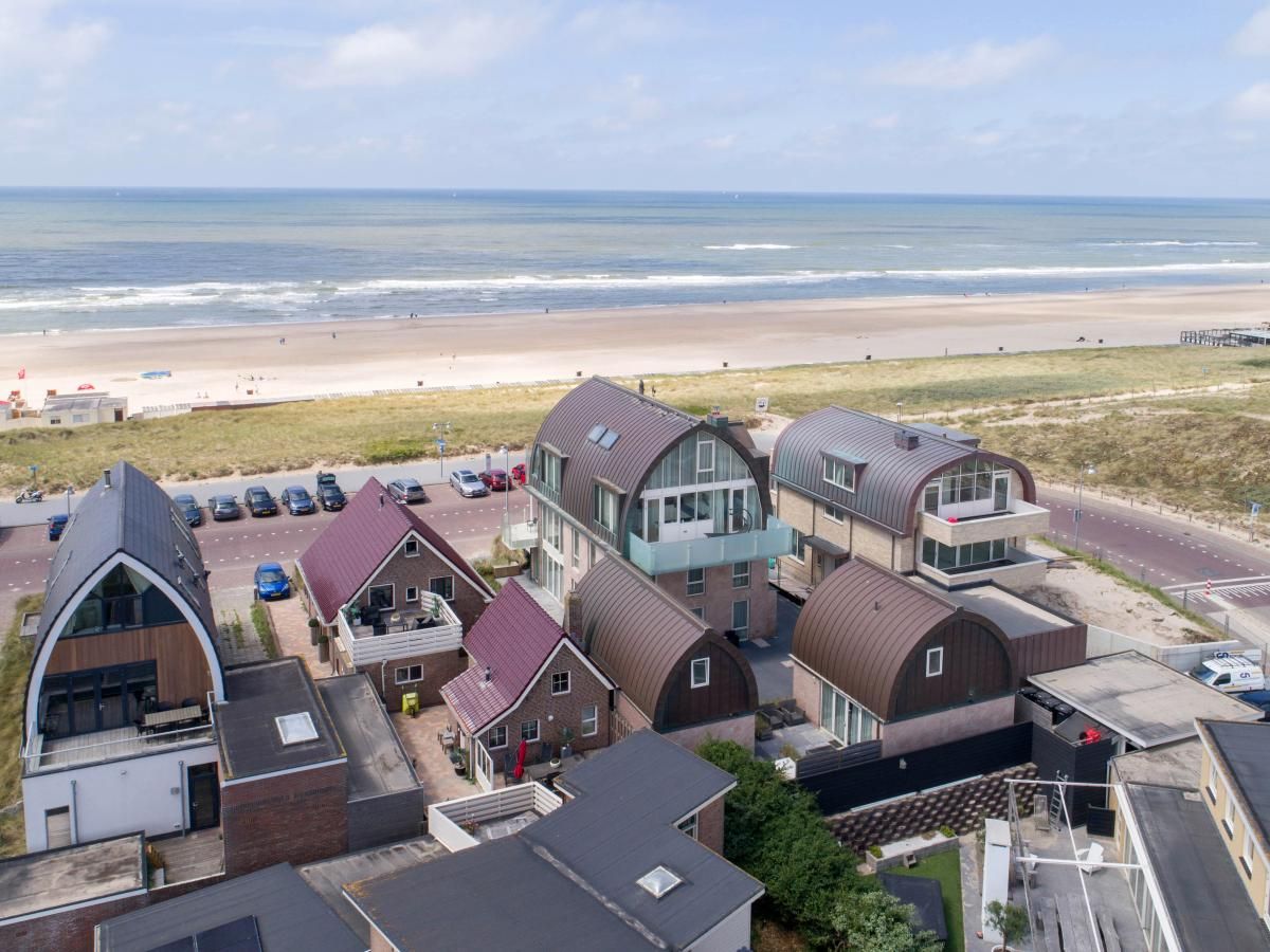 Das Ferienhaus Zeebaars in Egmond aan Zee bietet einen wunderschoenen Blick auf die Nordseekueste in Nordholland und ist ideal fuer Strandliebhaber.