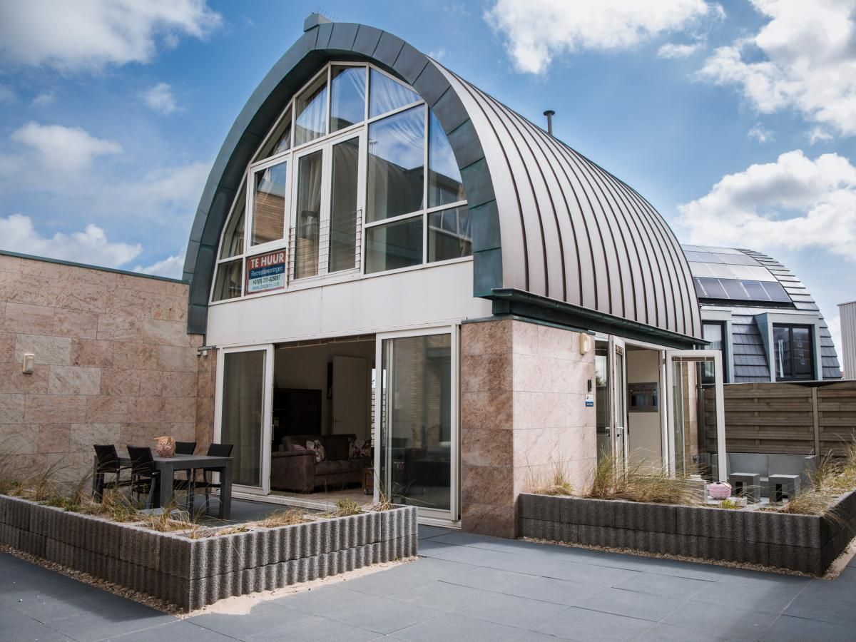 Ferienhaus Zeebaars in Egmond aan Zee, Nordholland, mit moderner Architektur und sonniger Terrasse an der Nordseekueste.