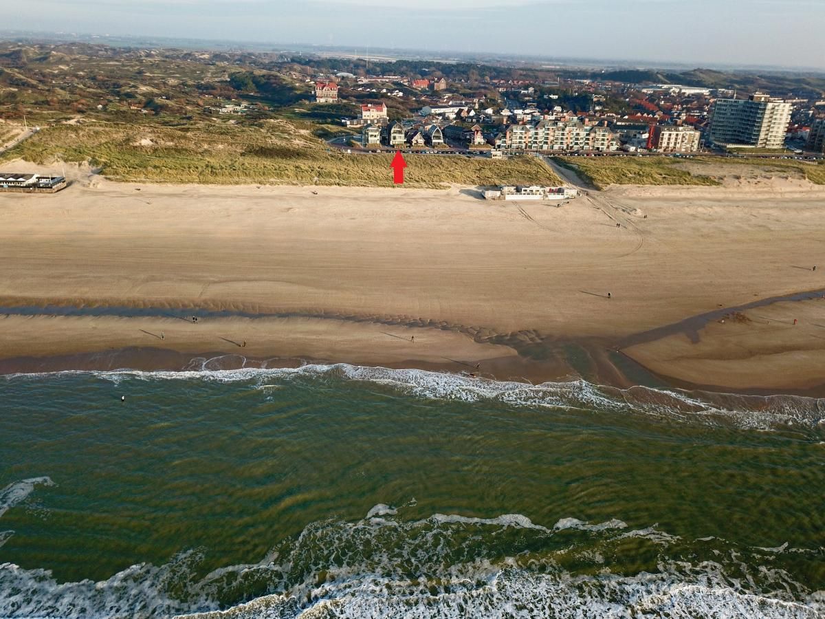 Aerial view of De Platvis, a vacation home on the North Sea coast in Egmond aan Zee, with beautiful views of the dunes and beach.