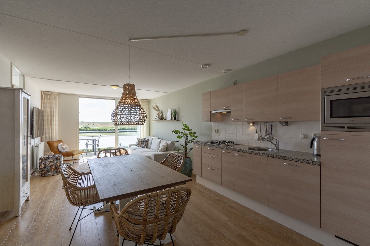 Heller Wohnbereich im Ferienhaus Duinerei B202 Groote Keeten, Callantsoog, mit Blick auf die Terrasse.