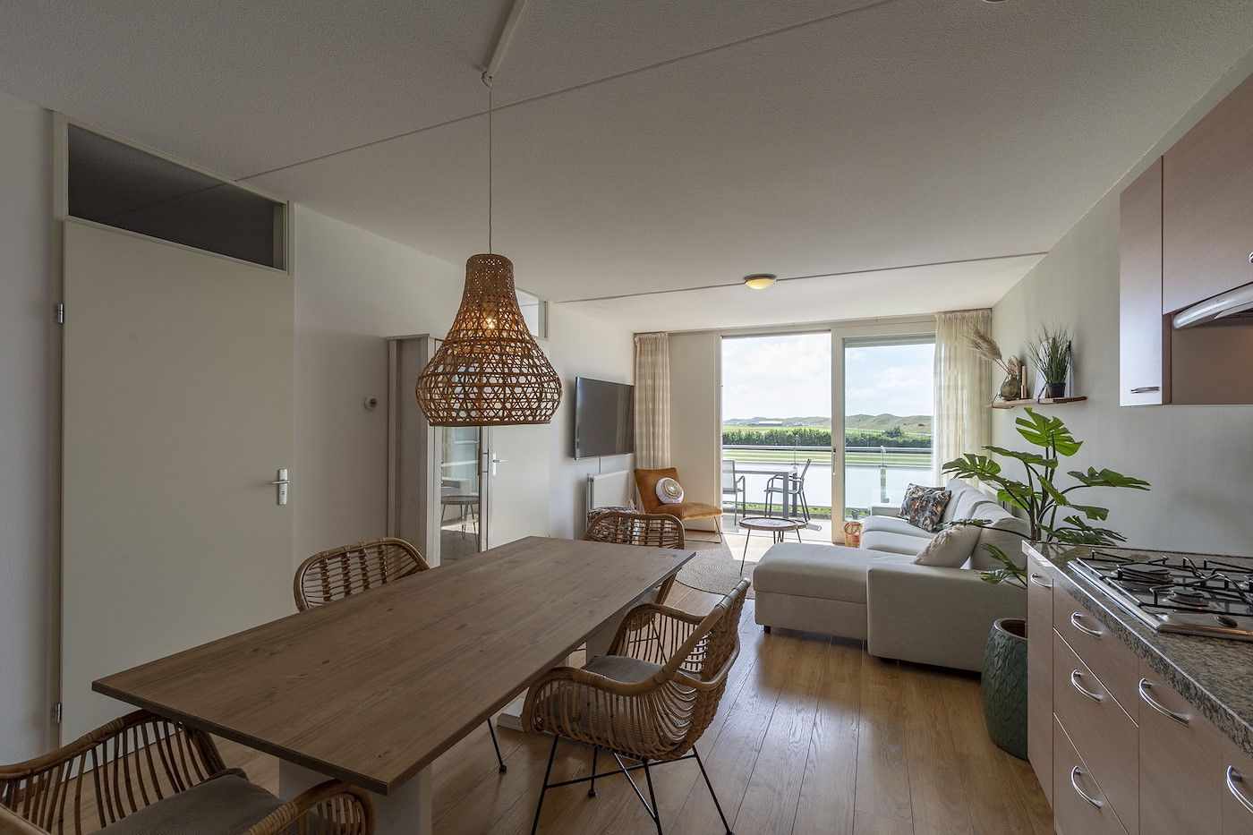 Modernes Esszimmer im Ferienhaus Duinerei B202 Groote Keeten, Callantsoog, Nordholland.
