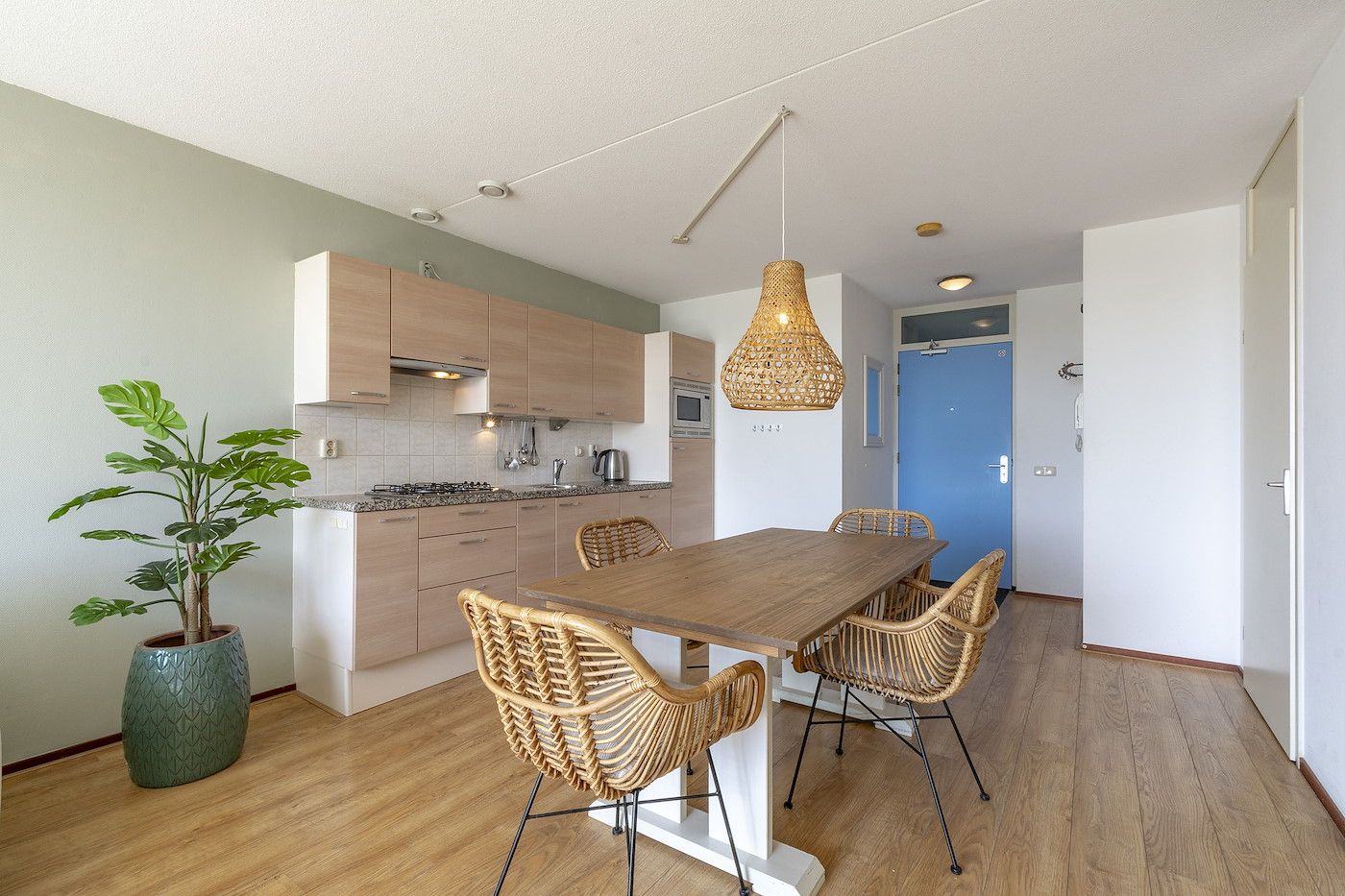 Geraeumige Essecke im Ferienhaus Duinerei B202 Groote Keeten, Callantsoog, mit Korbstuehlen.