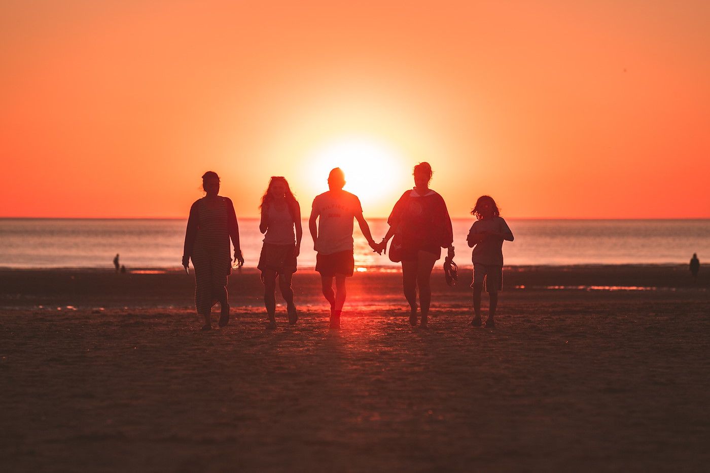 Familie geniesst den Sonnenuntergang an der Nordseekueste in der Naehe der Duinerei B202 Groote Keeten, Callantsoog.