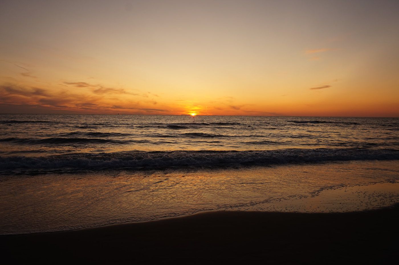 Schoener Sonnenuntergang an der Nordseekueste bei der Duinerei B202 Groote Keeten, Callantsoog.