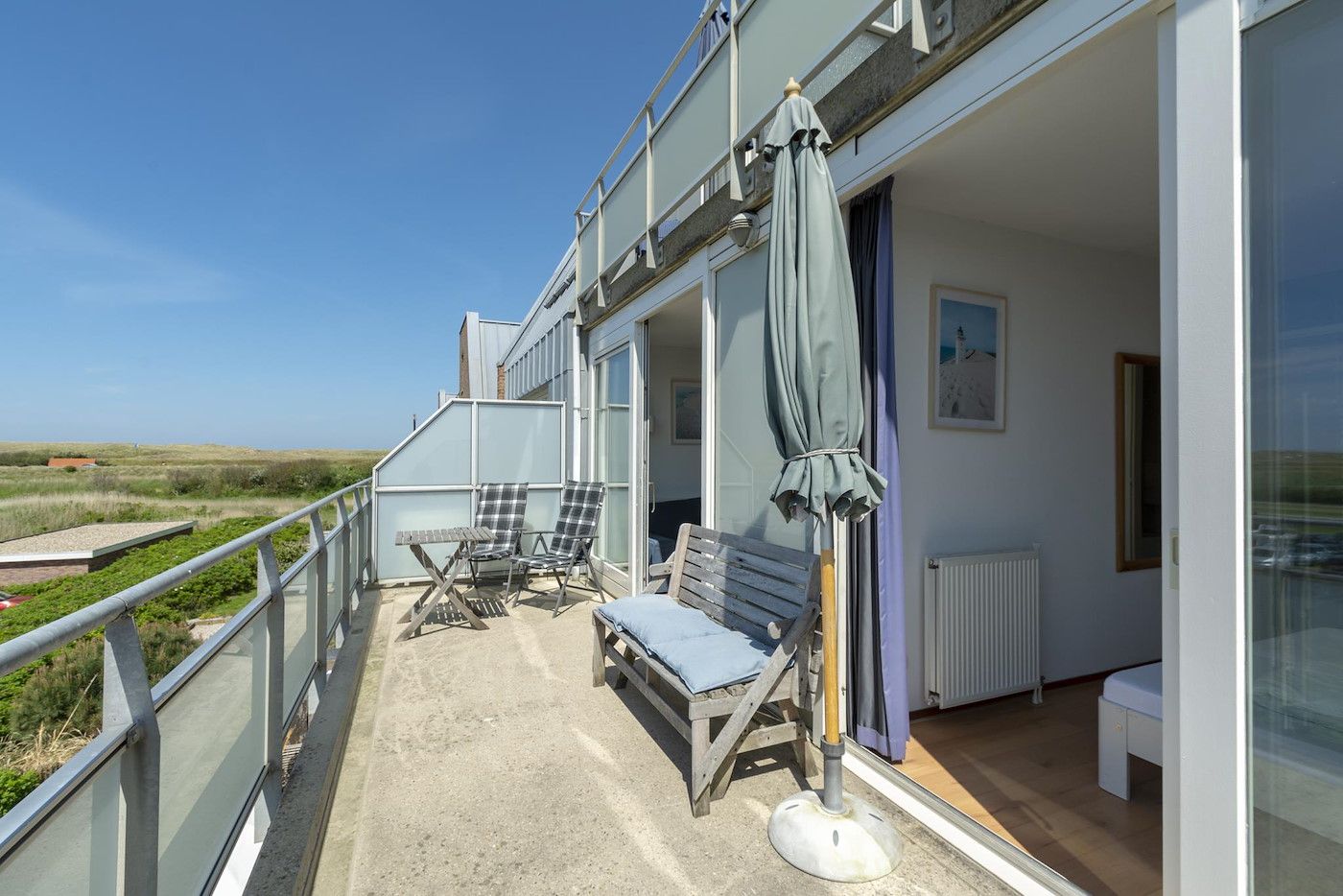 Geniessen Sie die sonnige Terrasse der Duinerei A202 Groote Keeten, einem Ferienhaus an der Nordseekueste in Callantsoog, Nordholland.