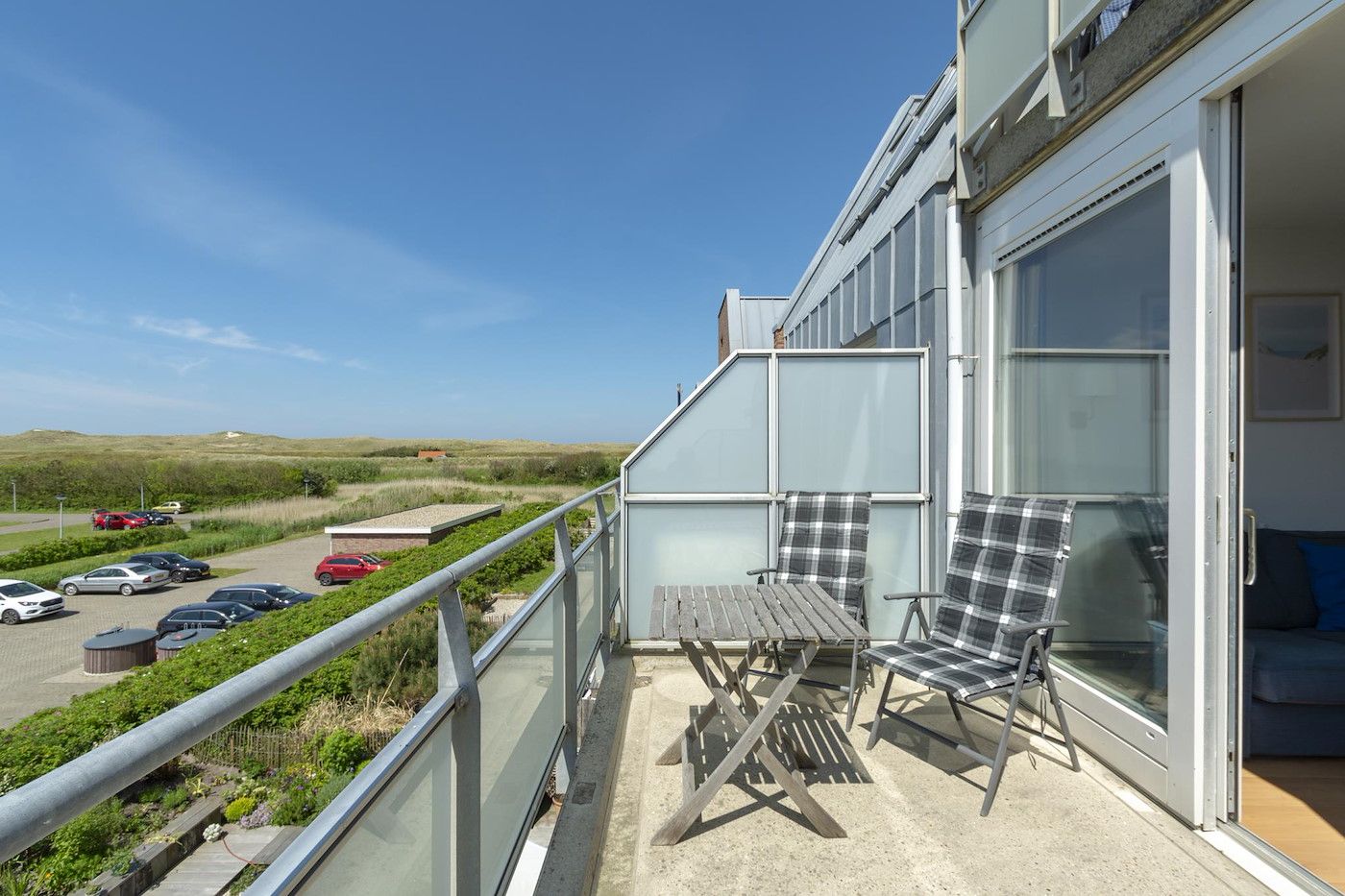 Geraeumiger Balkon der Duinerei A202 Groote Keeten, Ferienunterkunft an der Nordseekueste in Callantsoog, Nordholland.