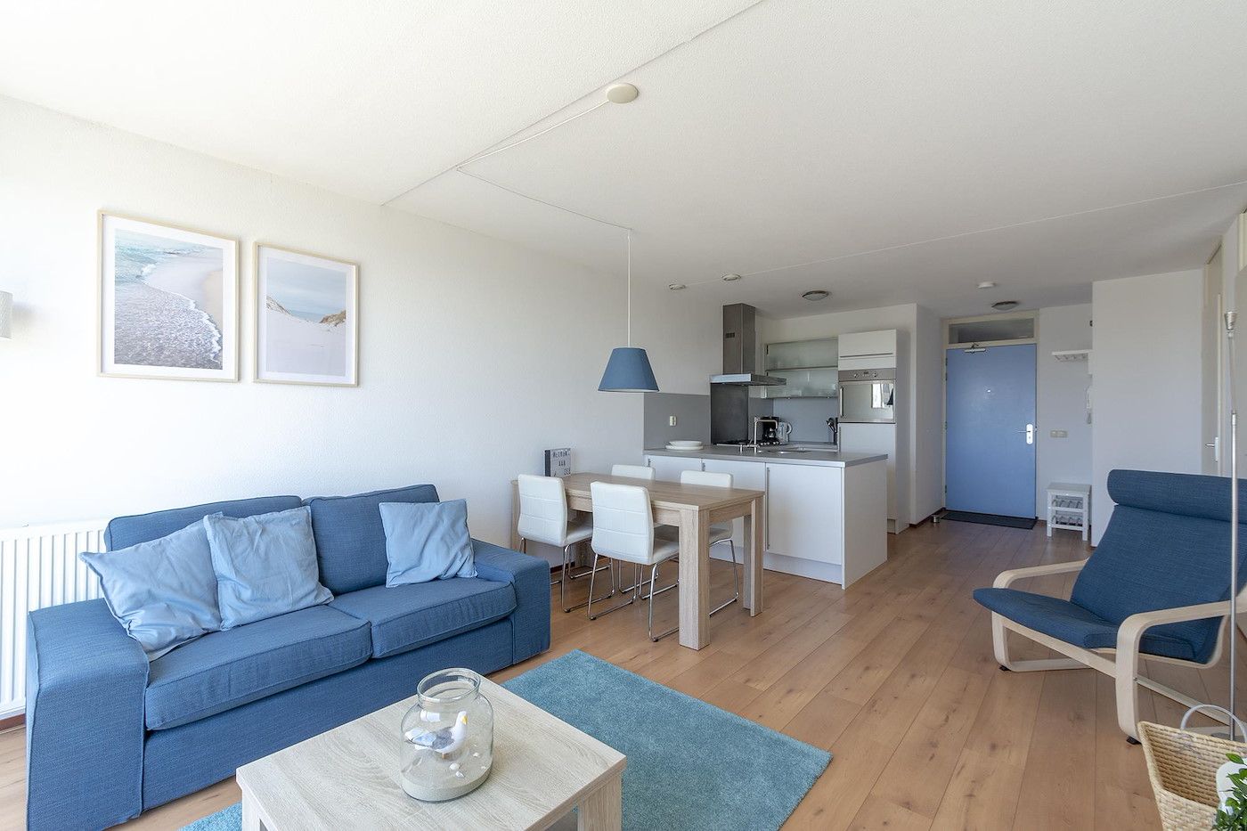 Modernes Wohnzimmer der Duinerei A202 Groote Keeten, Ferienhaus an der Nordseekueste in Callantsoog, Nordholland.