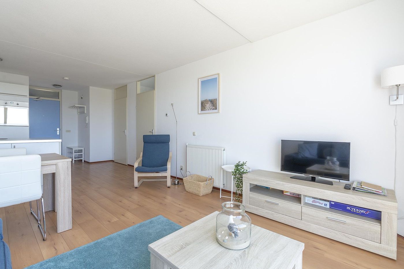 Gemuetliches Wohnzimmer mit TV in der Duinerei A202 Groote Keeten, Ferienhaus an der Nordseekueste in Callantsoog, Nordholland.