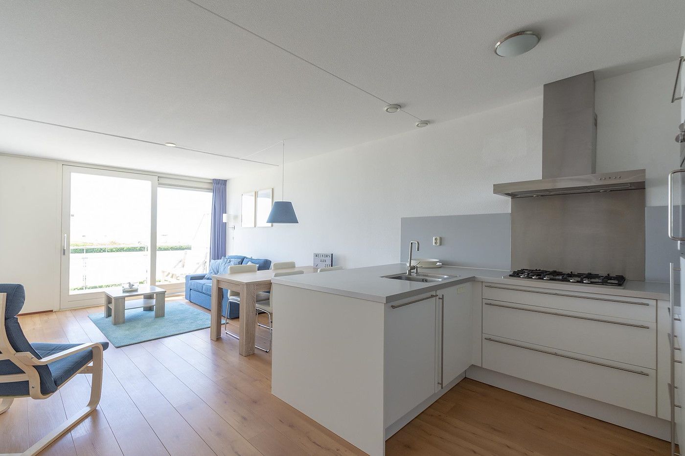 Offene Kueche in der Duinerei A202 Groote Keeten, Ferienhaus an der Nordseekueste in Callantsoog, Nordholland.