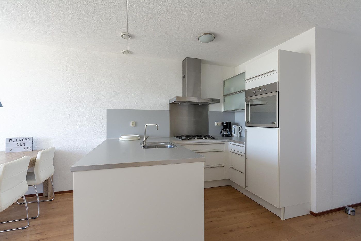 Stilvolle Kueche in der Duinerei A202 Groote Keeten, Ferienunterkunft an der Nordseekueste in Callantsoog, Nordholland.
