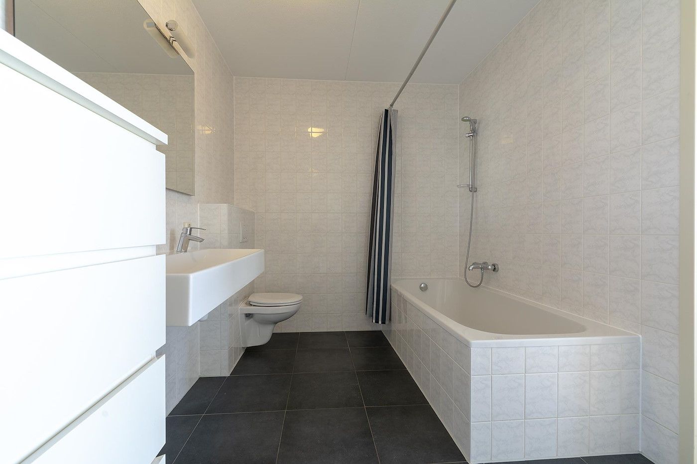 Modernes Badezimmer mit Badewanne in der Duinerei A202 Groote Keeten, Ferienhaus an der Nordseekueste in Callantsoog, Nordholland.