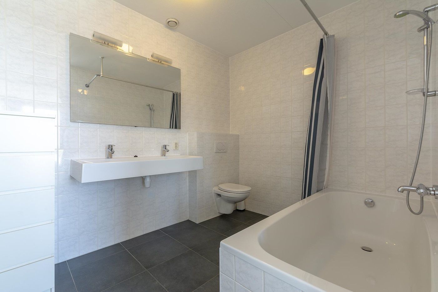 Geraeumiges Badezimmer in der Duinerei A202 Groote Keeten, Ferienunterkunft an der Nordseekueste in Callantsoog, Nordholland.