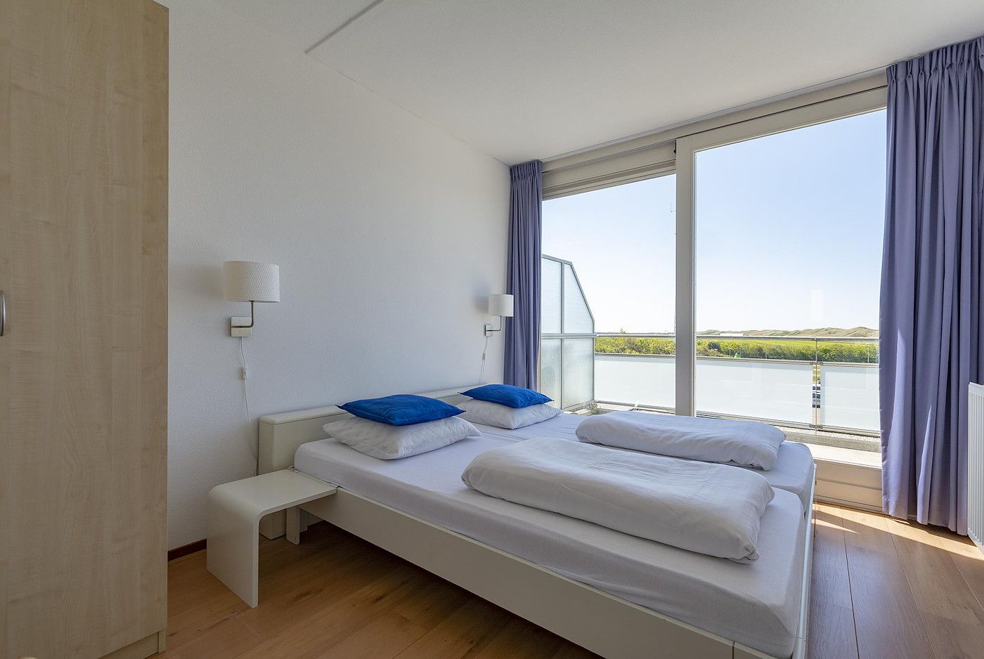 Schlafzimmer mit Aussicht in der Duinerei A202 Groote Keeten, Ferienhaus an der Nordseekueste in Callantsoog, Nordholland.