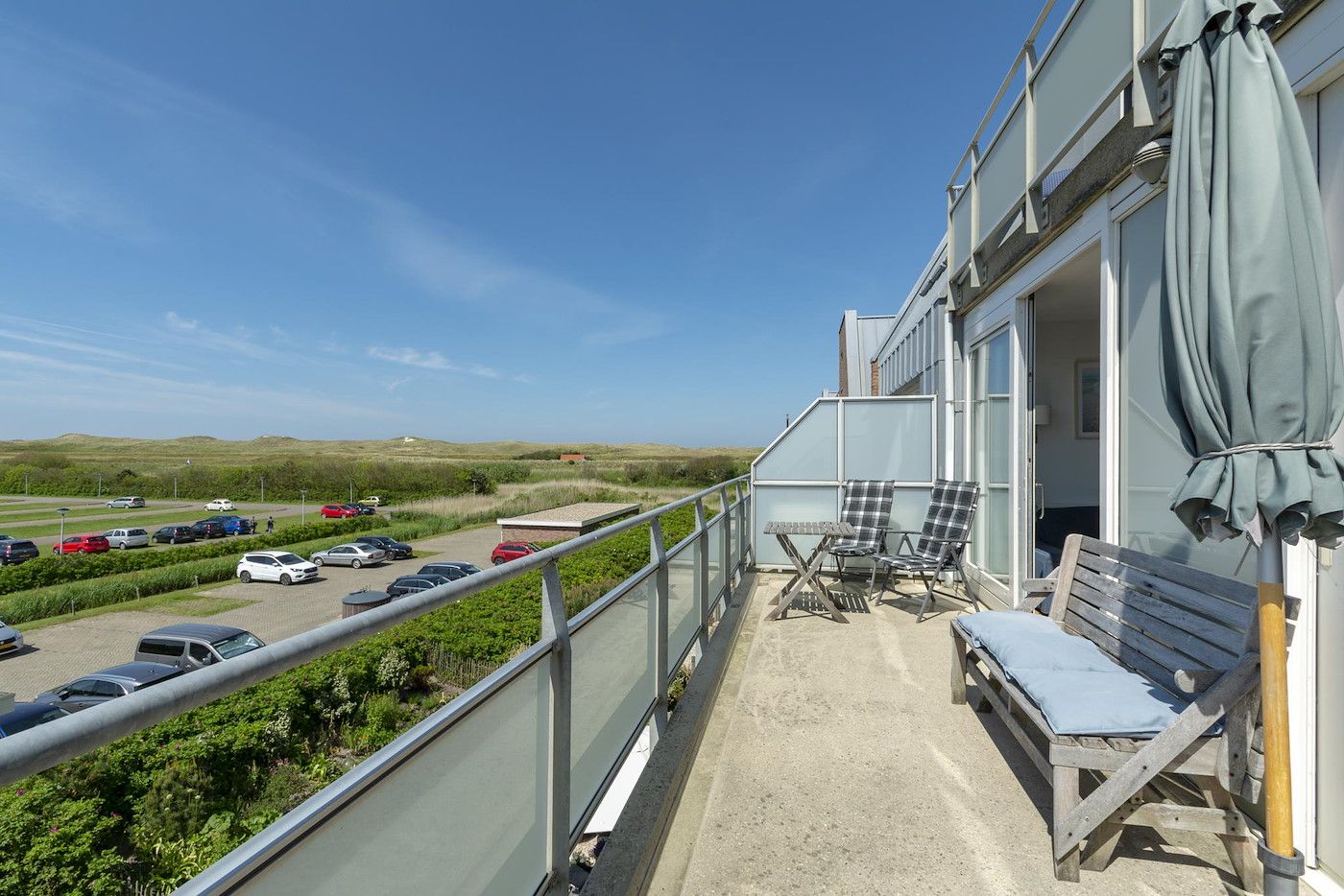 Balkon mit Blick auf die Natur in der Duinerei A202 Groote Keeten, Ferienunterkunft an der Nordseekueste in Callantsoog, Nordholland.