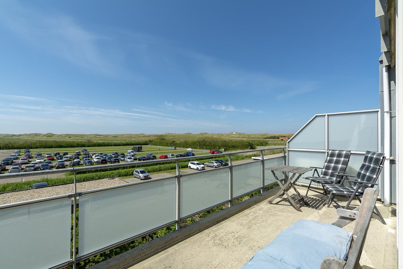 Sonniger Balkon in der Duinerei A202 Groote Keeten, Ferienhaus an der Nordseekueste in Callantsoog, Nordholland.