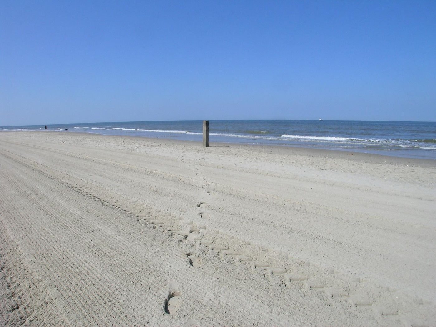 Bike path through the dunes at Duinerei C002 Groote Keeten vacation home in Callantsoog, North Sea coast, North Holland.