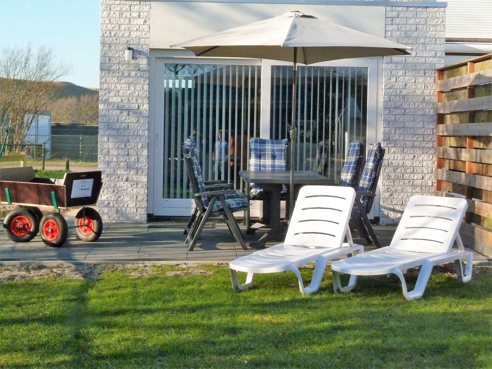 Guest house 4504150 - Holiday property Noordzeekust - Vakantiehuis Ferienbungalow Abbes mit Garten und Terrasse