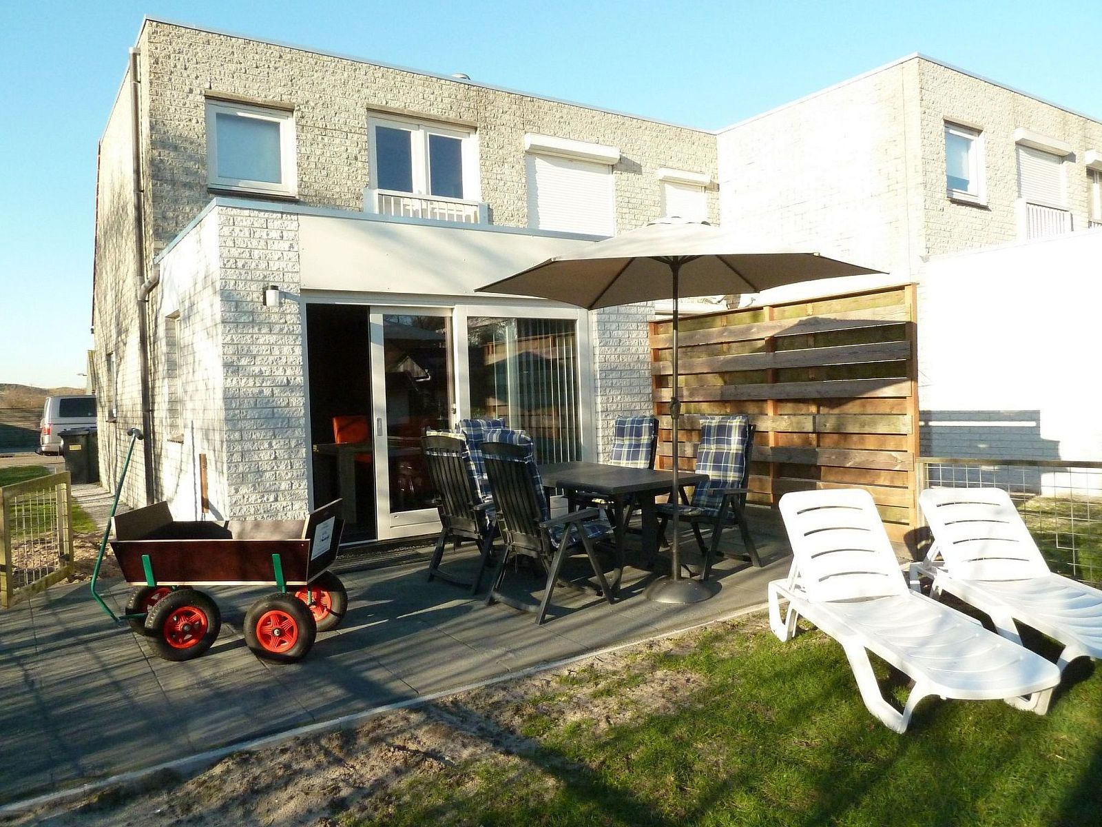Guest house 4504150 - Holiday property Noordzeekust - Vakantiehuis Ferienbungalow Abbes mit Garten und Terrasse