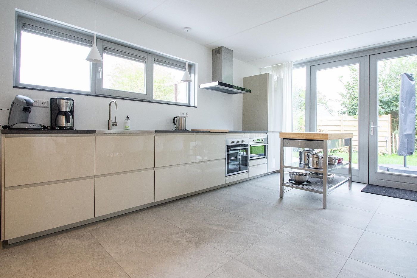 Moderne Kueche des Sandepark 171 Groote Keeten, Ferienhaus in Callantsoog, ideal fuer kulinarische Erlebnisse an der Nordseekueste, Nordholland.