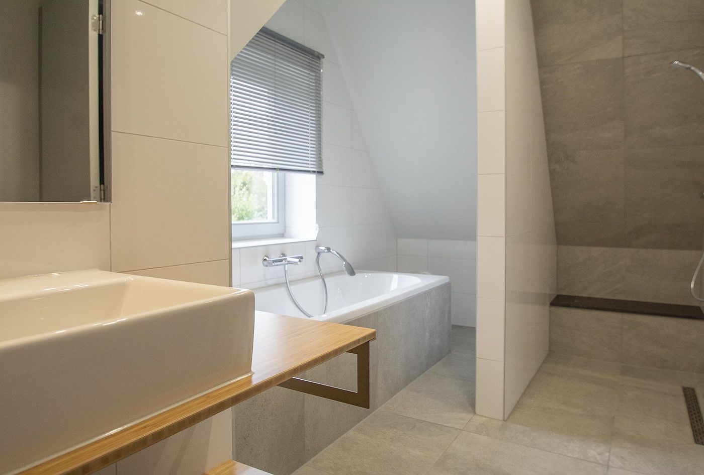 Luxurioeses Badezimmer im Sandepark 171 Groote Keeten, Ferienhaus in Callantsoog mit moderner Ausstattung an der Nordseekueste, Nordholland.