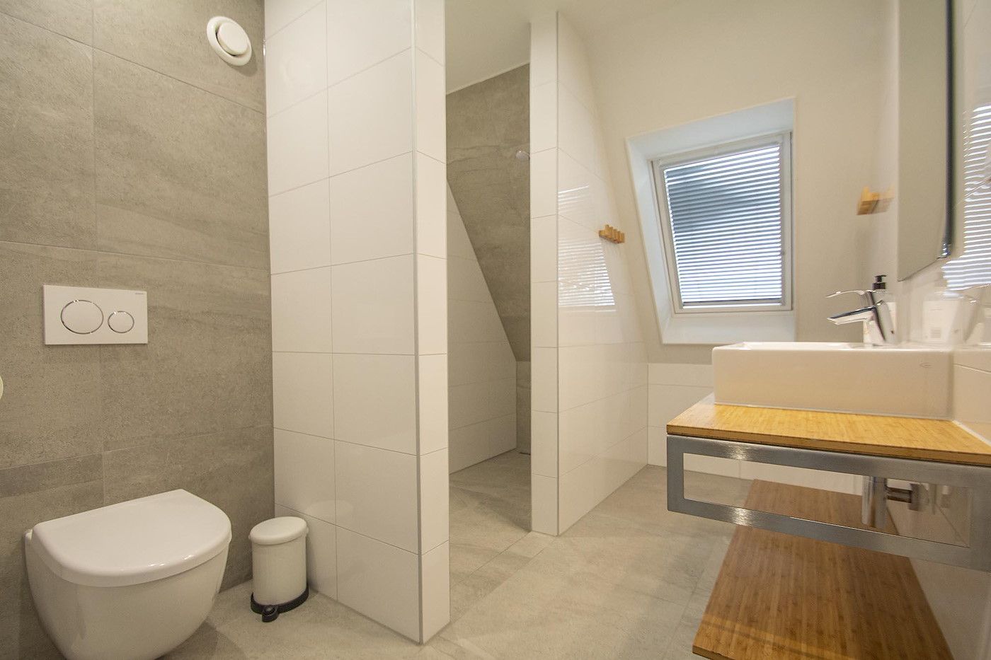 Geraeumiges Badezimmer im Sandepark 171 Groote Keeten, Ferienhaus in Callantsoog mit moderner Dusche an der Nordseekueste, Nordholland.