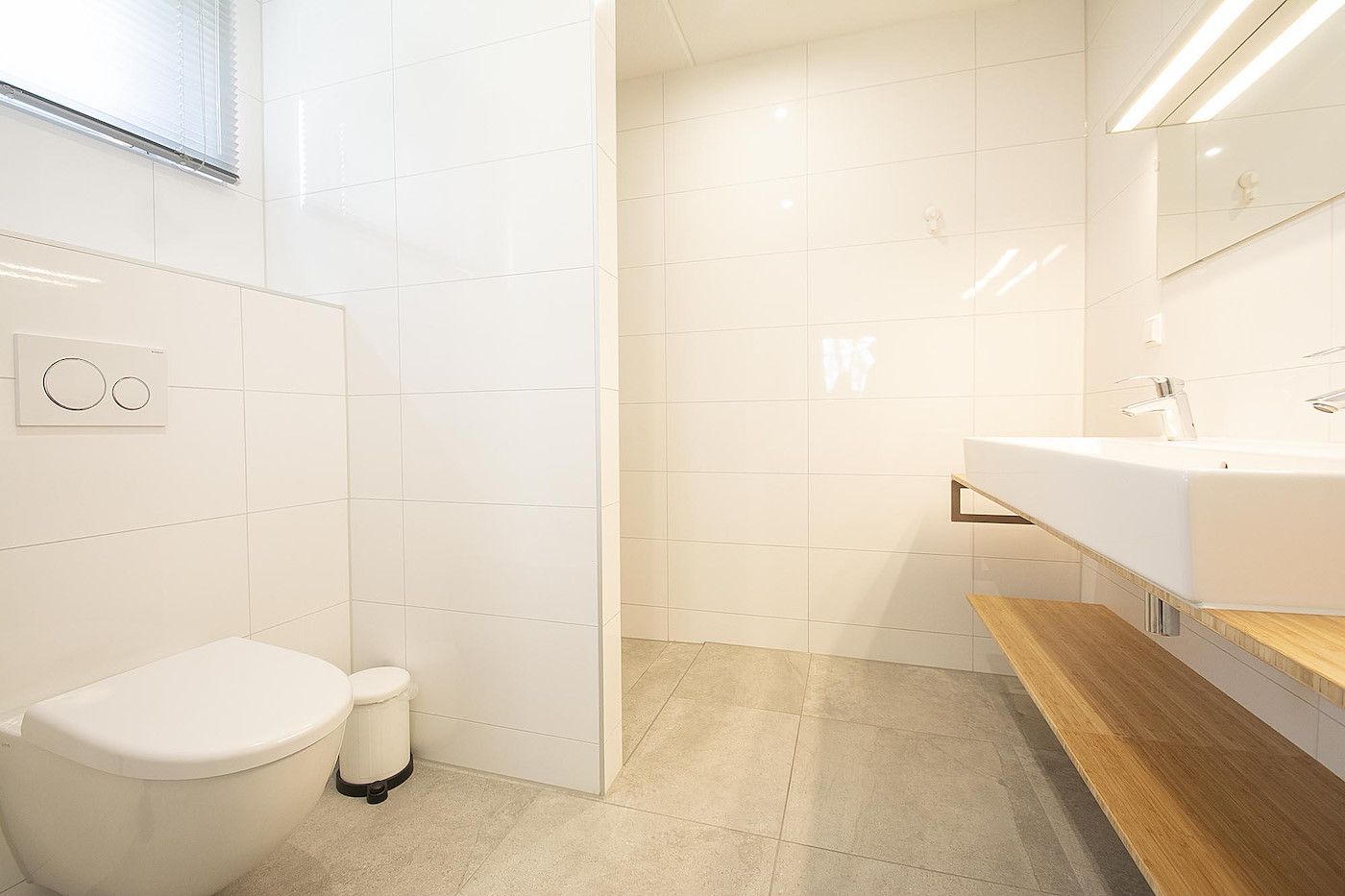 Elegantes Badezimmer im Sandepark 171 Groote Keeten, Ferienhaus in Callantsoog mit Luxusausstattung an der Nordseekueste, Nordholland.