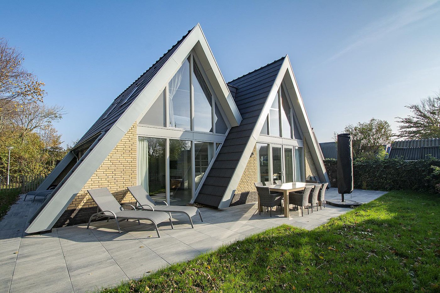 Hinterhof von Sandepark 171 Groote Keeten, Ferienhaus in Callantsoog mit bequemen Liegestuehlen an der Nordseekueste, Nordholland.