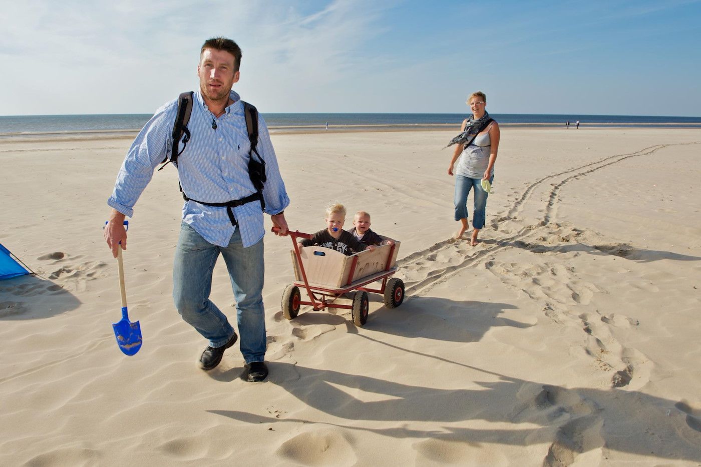 Familie geniesst den Strand bei Sandepark 171 Groote Keeten, Ferienhaus in Callantsoog an der Nordseekueste, Nordholland.