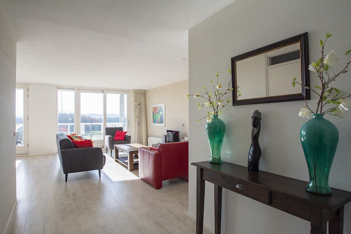 Strandleben 103 Groote Keeten Ferienhaus in Callantsoog mit stilvollem Wohnzimmer und viel natuerlichem Licht.