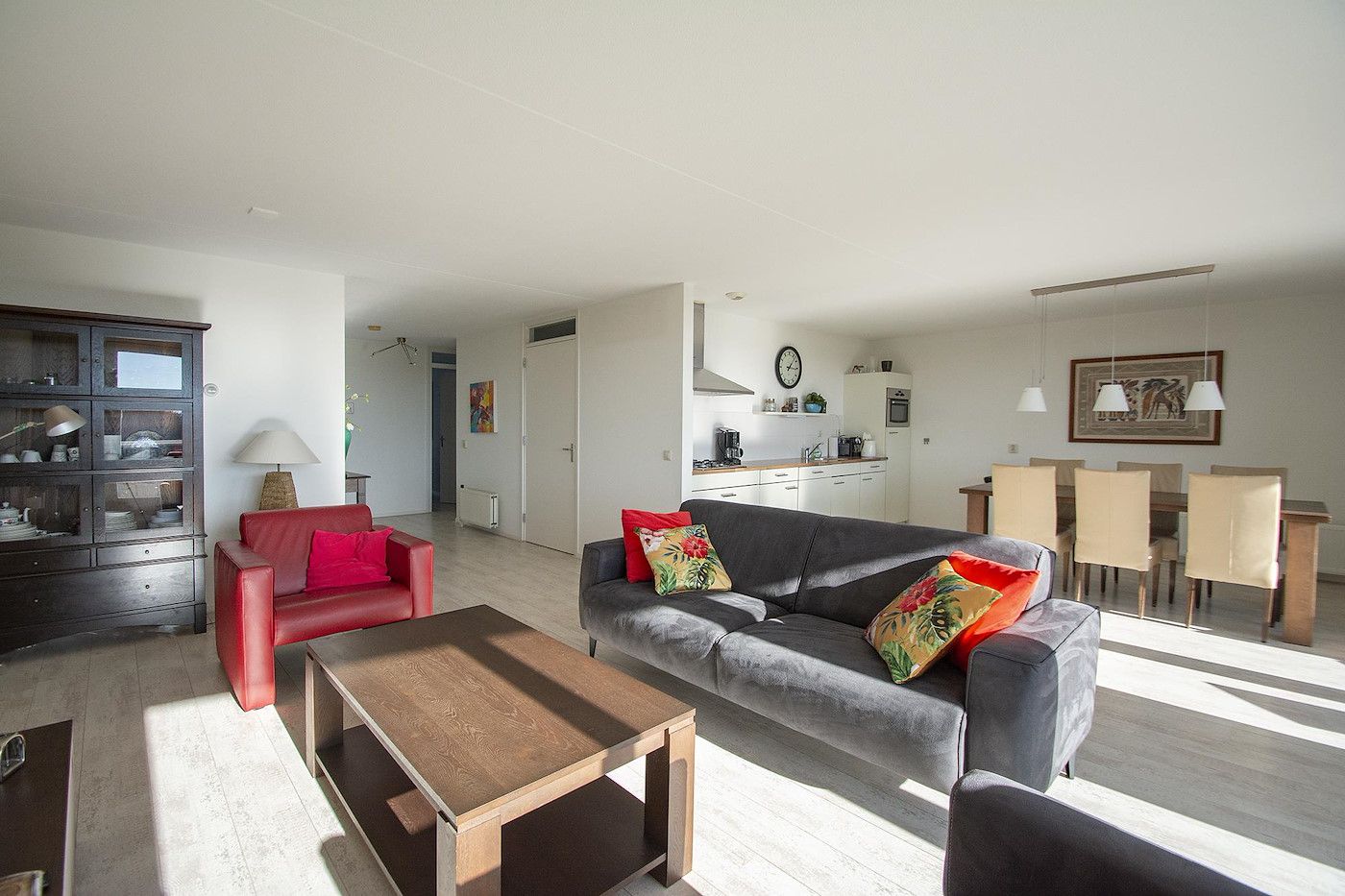 Offene Kueche und Essbereich im Ferienhaus Strandleven 103 Groote Keeten in Callantsoog, Nordholland.