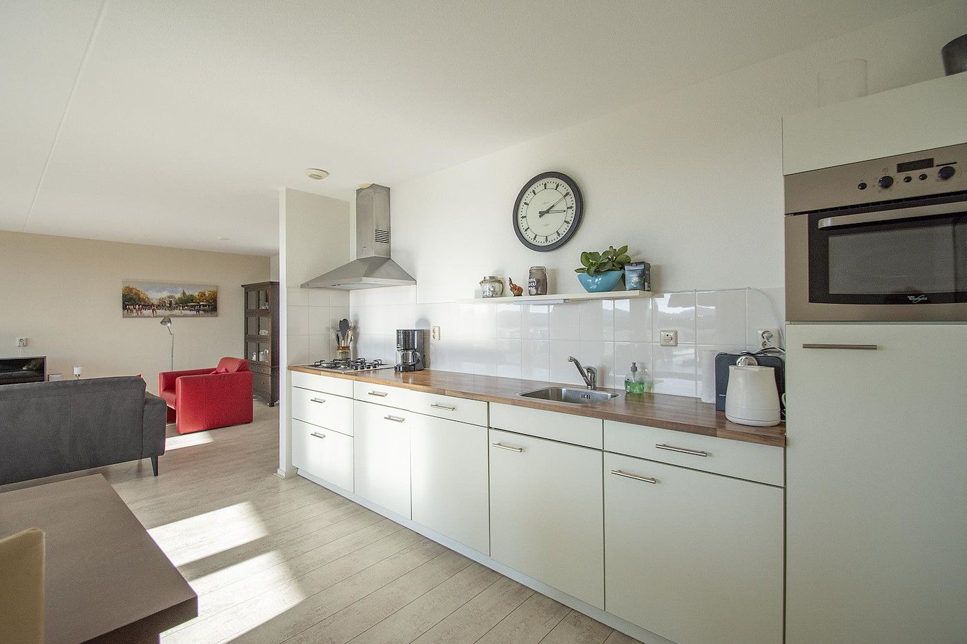 Moderne Kueche im Beach Life 103 Groote Keeten Ferienhaus in Callantsoog mit allen Annehmlichkeiten.