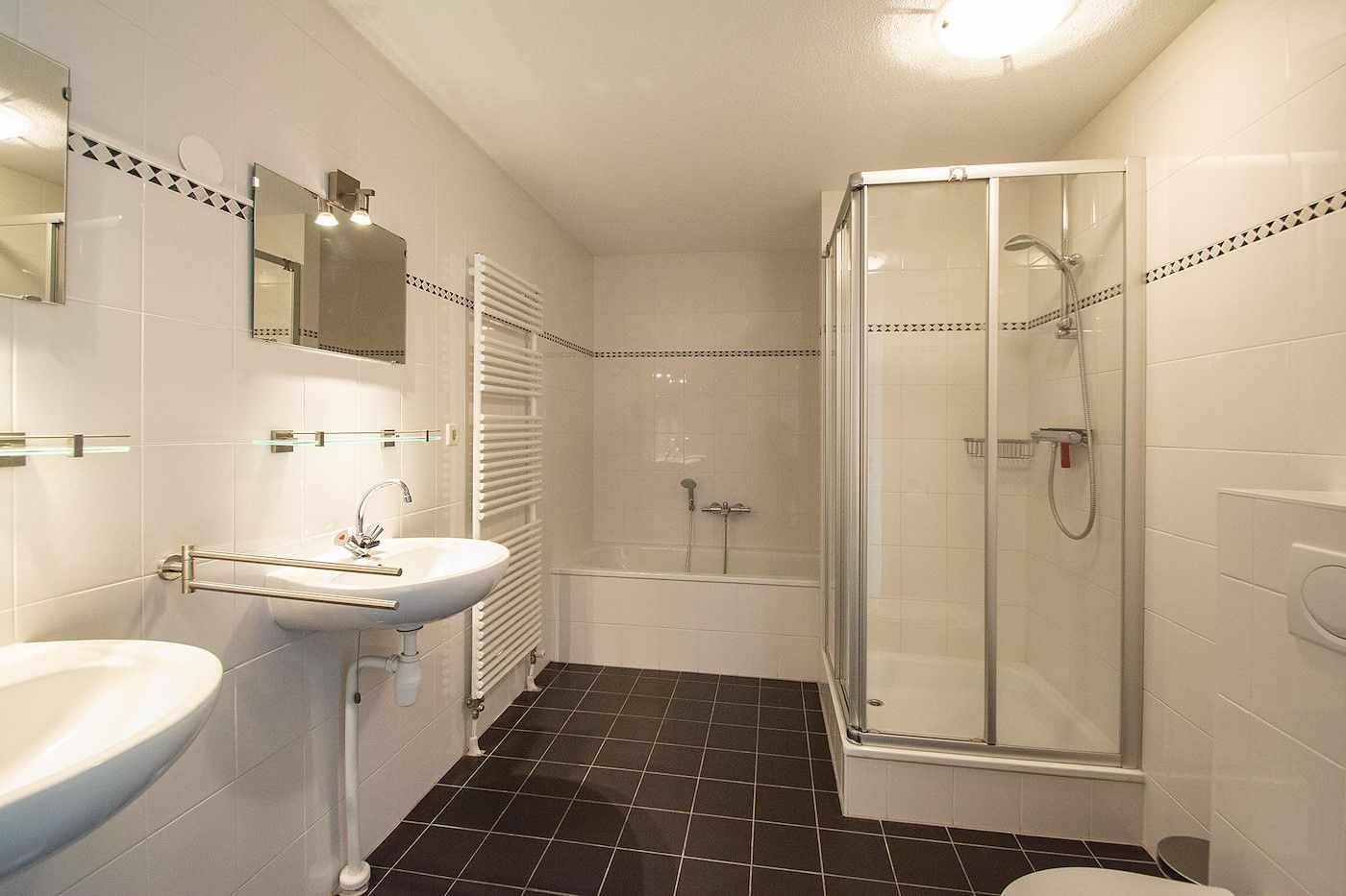 Geraeumiges Badezimmer im Ferienhaus Beach Life 103 Groote Keeten in Callantsoog, Nordholland.