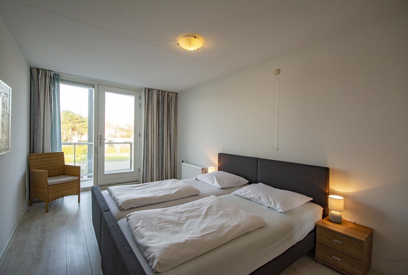Gemuetliches Schlafzimmer in Strandleven 103 Groote Keeten Ferienhaus in Callantsoog mit Zugang zum Balkon.