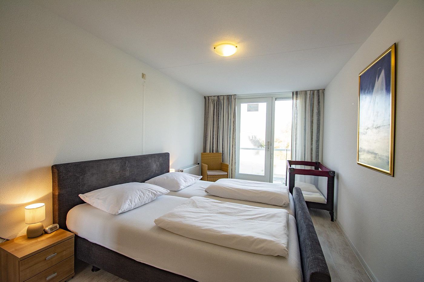 Komfortables, modern eingerichtetes Schlafzimmer im Ferienhaus Beach Life 103 Groote Keeten in Callantsoog.