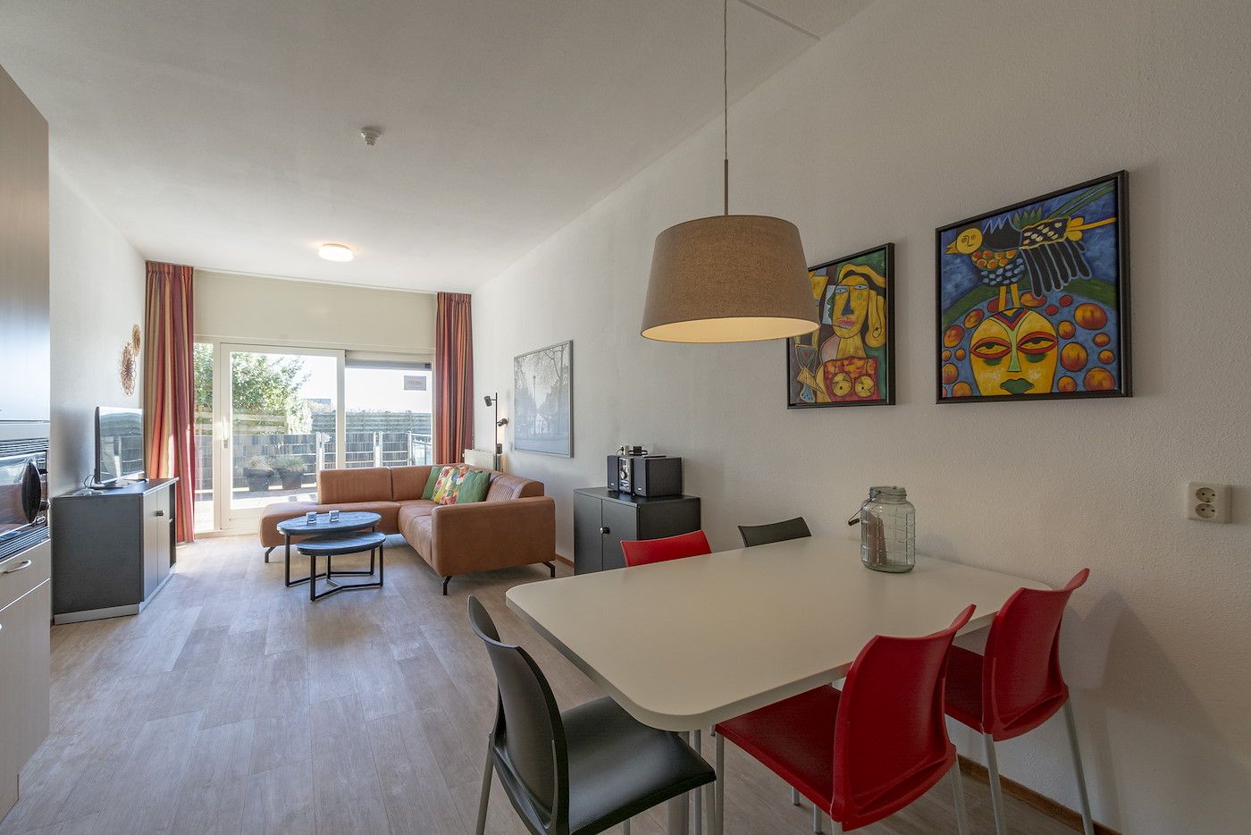 Geraeumiges Esszimmer in Wijde Blick 103 Callantsoog, Ferienhaus an der Nordseekueste, Nordholland.