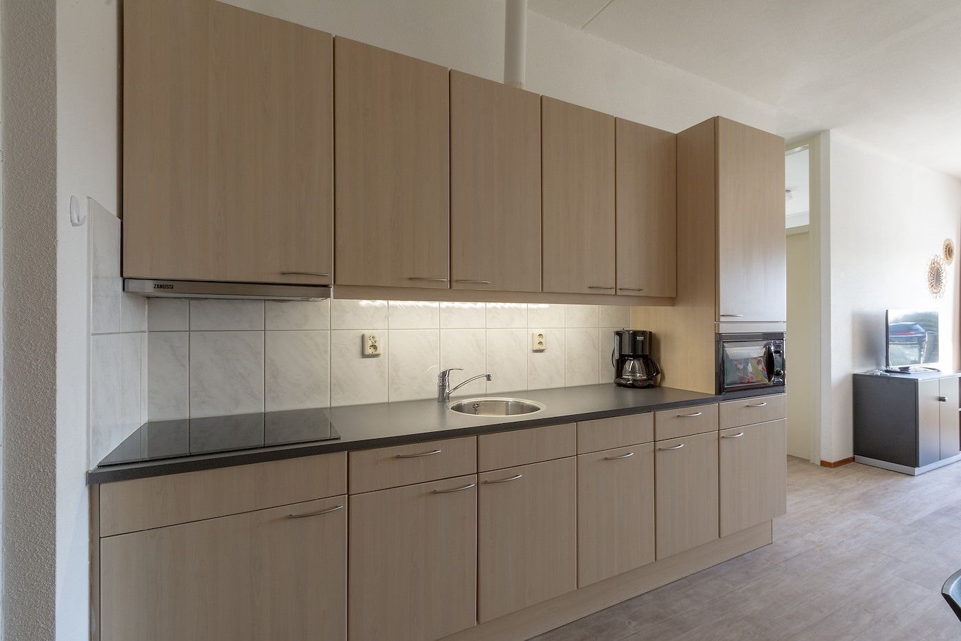 Moderne Kueche in Wijde Blick 103 Callantsoog, Ferienhaus an der Nordseekueste, Nordholland.