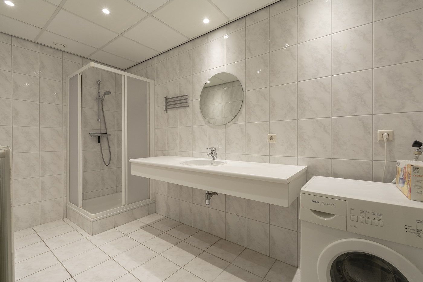 Geraeumiges Badezimmer in Wijde Blick 103 Callantsoog, Ferienhaus an der Nordseekueste, Nordholland.