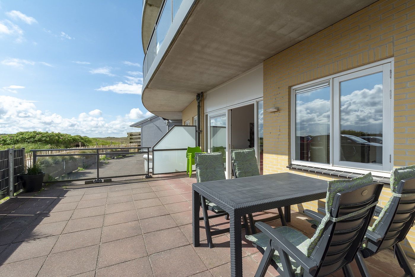 Terrasse mit Blick auf die Duenen in Wijde Blick 103 Callantsoog, Ferienhaus an der Nordseekueste, Nordholland.