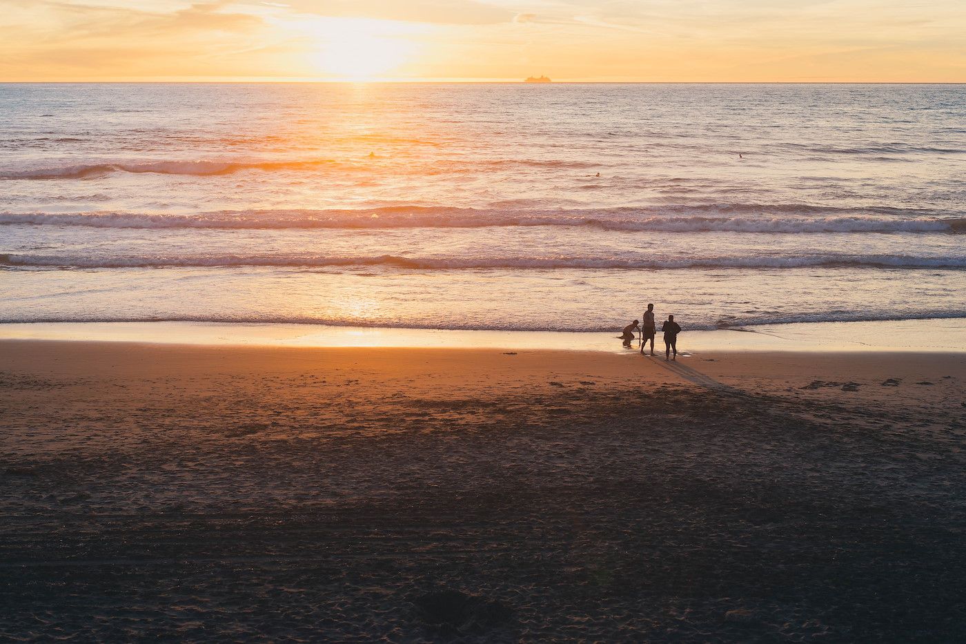 Atemberaubender Sonnenuntergang an der Nordseekueste, in der Naehe von Wijde Blick 103 Callantsoog, Nordholland.