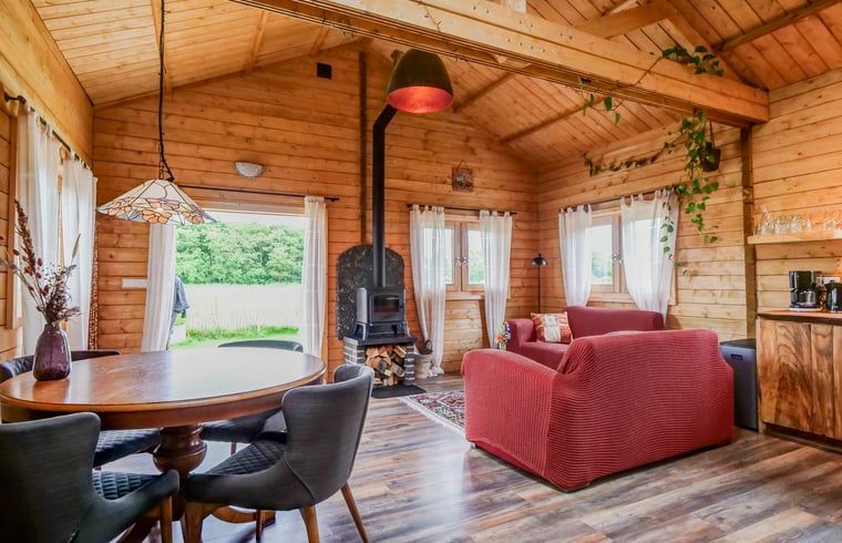 Geraeumiges Esszimmer im Ferienhaus in Callantsoog, Nordseekueste, Nordholland mit Blick auf die umliegende Landschaft.