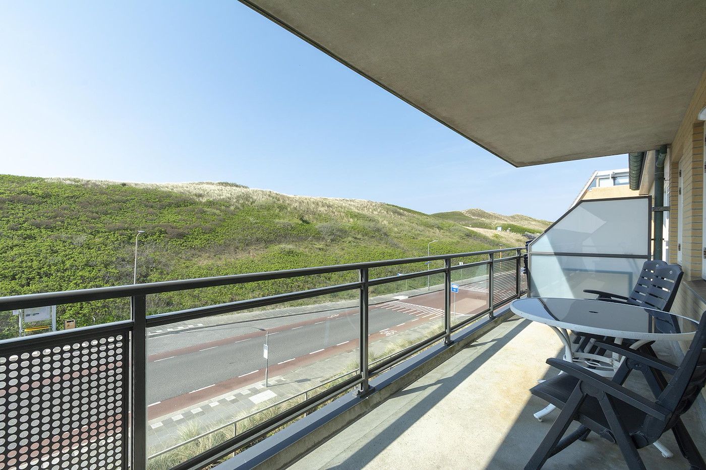 Wunderschoene Aussicht vom Balkon des Ferienhauses Wijde Blick 211 Callantsoog, Nordseekueste, Nordholland.