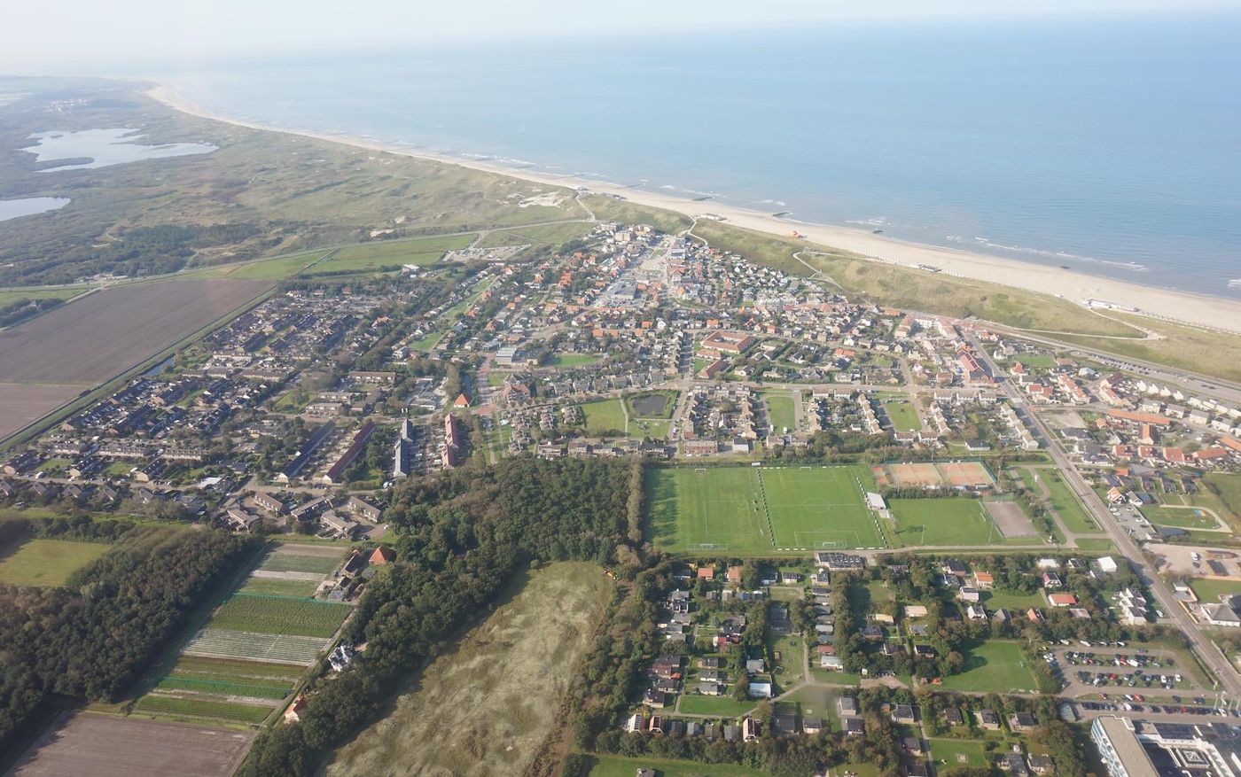 Bluehende Tulpenfelder bei Wijde Blick 211 Ferienhaus Callantsoog, Nordseekueste, Nordholland.