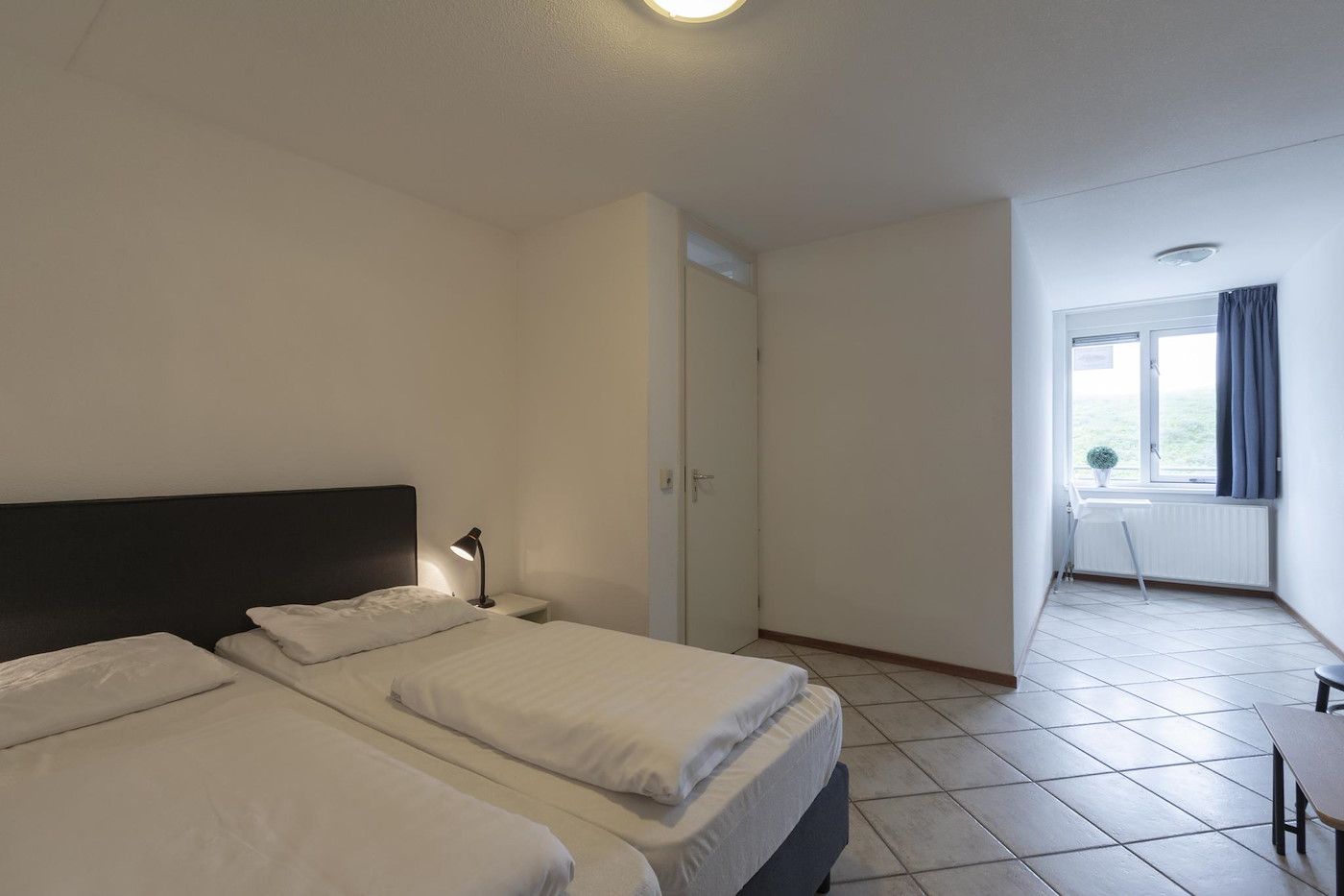 Schlafzimmer mit Doppelbett in Wijde Blick 310 Callantsoog, Ferienhaus an der Nordseekueste, Nordholland