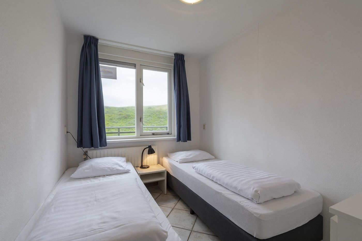 Schlafzimmer mit Blick auf die Duenen in Wijde Blick 310 Callantsoog, Nordholland