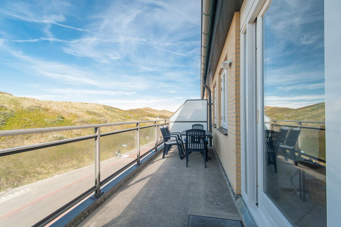Sonniger Balkon des Wijde Blick 310 Callantsoog mit Blick auf die Duenen, Nordholland