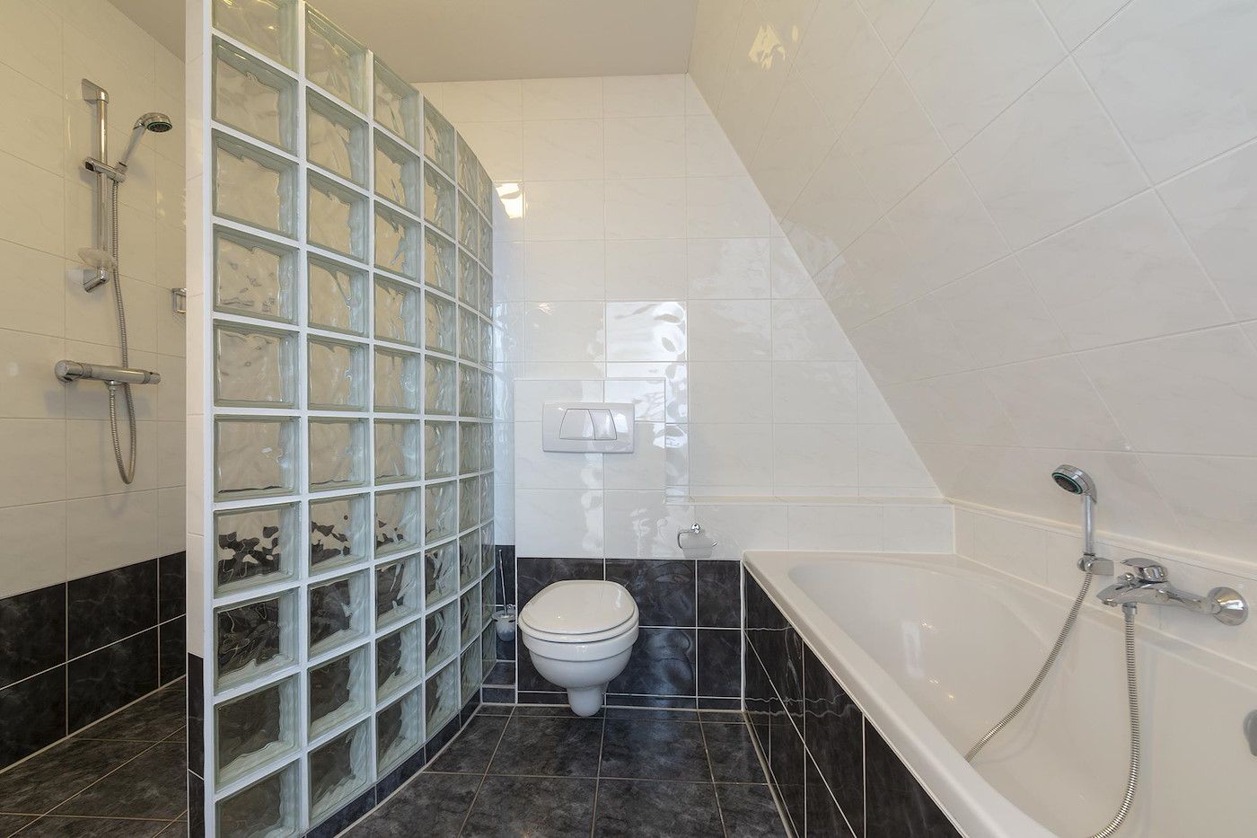 Modern kitchen in Dorpsplein 23E Callantsoog vacation home, ideal for culinary adventures, North Holland.