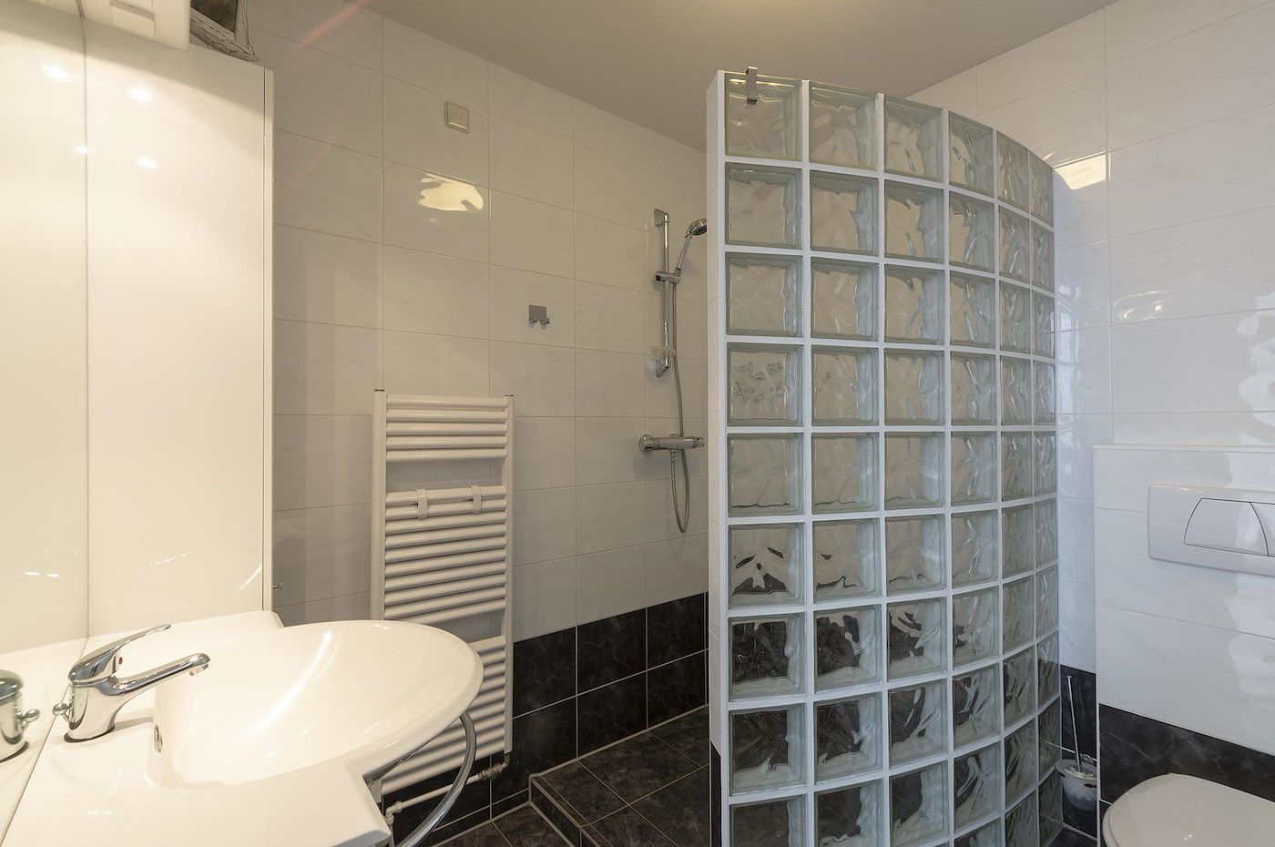 Stylish bathroom with shower in Dorpsplein 23E Callantsoog vacation home, North Sea coast, North Holland.